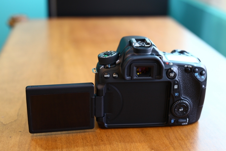 『簡單開箱』第一次買canon的aps-c機身70D。贈品電池一星期就到哩