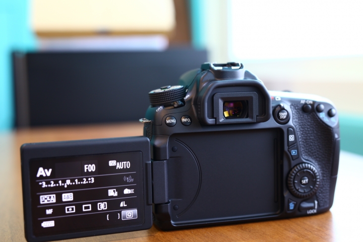 『簡單開箱』第一次買canon的aps-c機身70D。贈品電池一星期就到哩