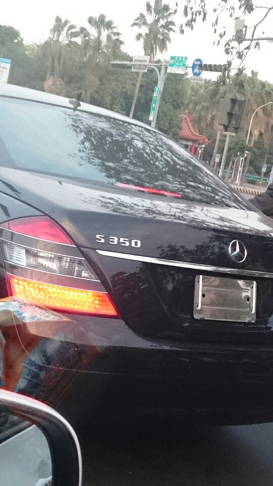 沒車牌敢開上路喔！好大牌的賓士哦,