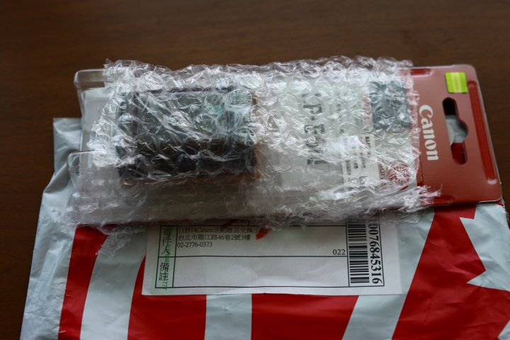 『簡單開箱』第一次買canon的aps-c機身70D。贈品電池一星期就到哩