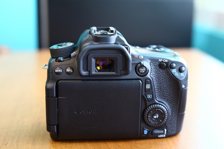 『簡單開箱』第一次買canon的aps-c機身70D。贈品電池一星期就到哩