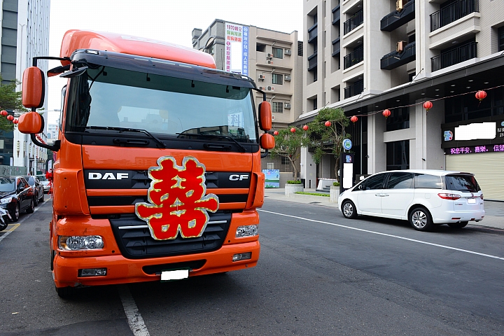 MPV新娘車遇到43噸重量級"就是要幸福"，一樣要幸福哦！