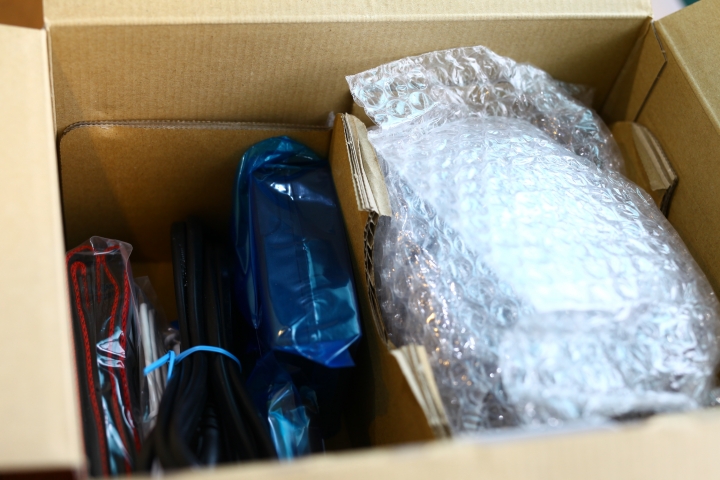 『簡單開箱』第一次買canon的aps-c機身70D。贈品電池一星期就到哩