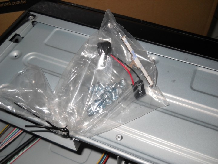 [開箱分享] M-ATX規格之 視博通 小奇兵   內建300W電源的鋼烤質感小機殼