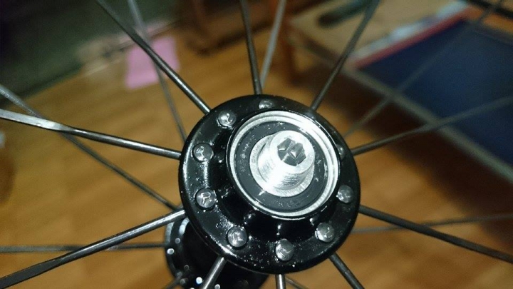 想請教各位這種樣式的輪組怎麼換拆下軸心