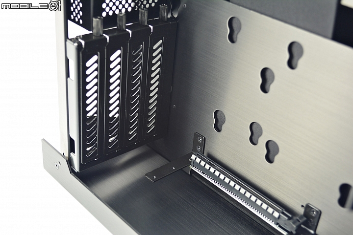 01/26更新記憶體大亂鬥【挑戰地表最強Mini-ITX】聯力PC-O5S 開箱