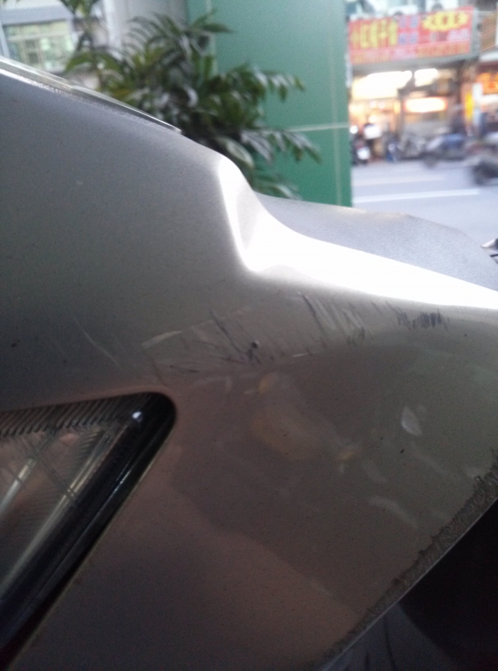 RS100 車身有刮傷不知該重烤漆還是換殼