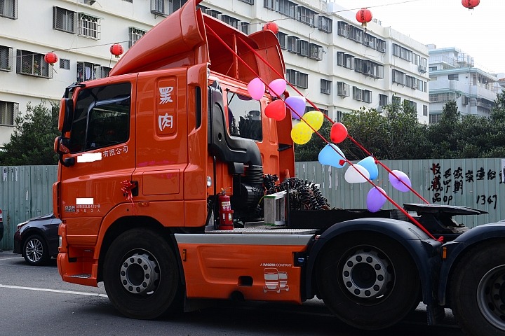 MPV新娘車遇到43噸重量級"就是要幸福"，一樣要幸福哦！