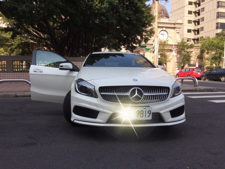 賓士賽車椅,是否有如BMW出掛勾彈簧?買東西可以掛上