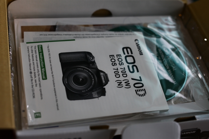 『簡單開箱』第一次買canon的aps-c機身70D。贈品電池一星期就到哩