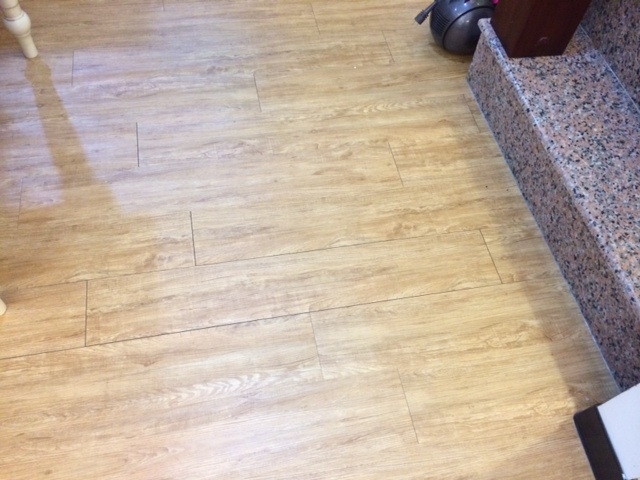 舖不到一年的塑膠地板縫隙問題