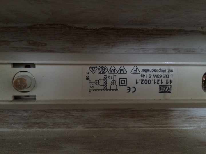 請達人幫忙看看，這個燈座是要用什麼樣的燈管!?