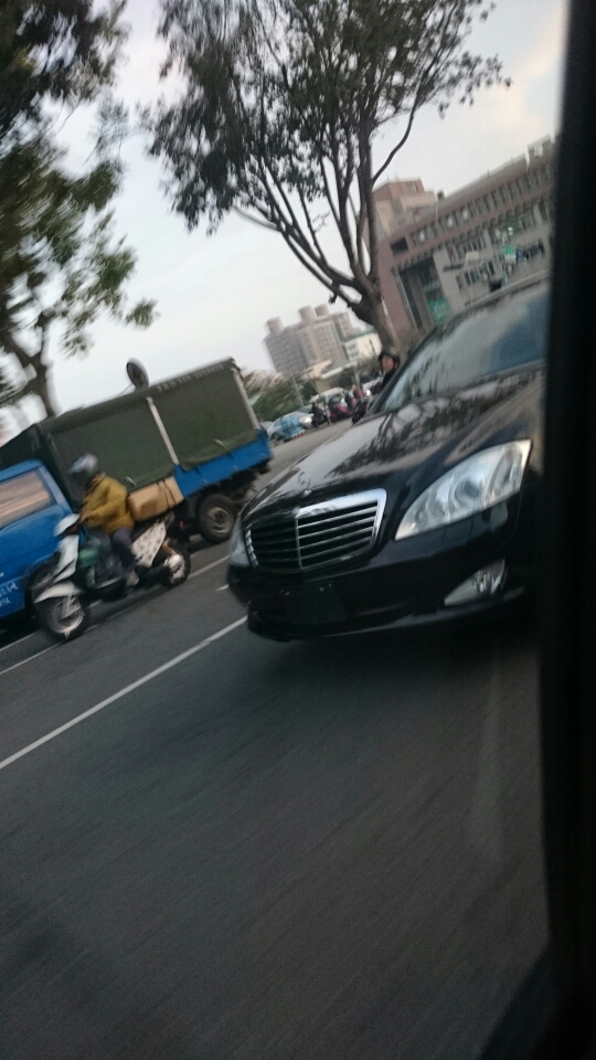 沒車牌敢開上路喔！好大牌的賓士哦,