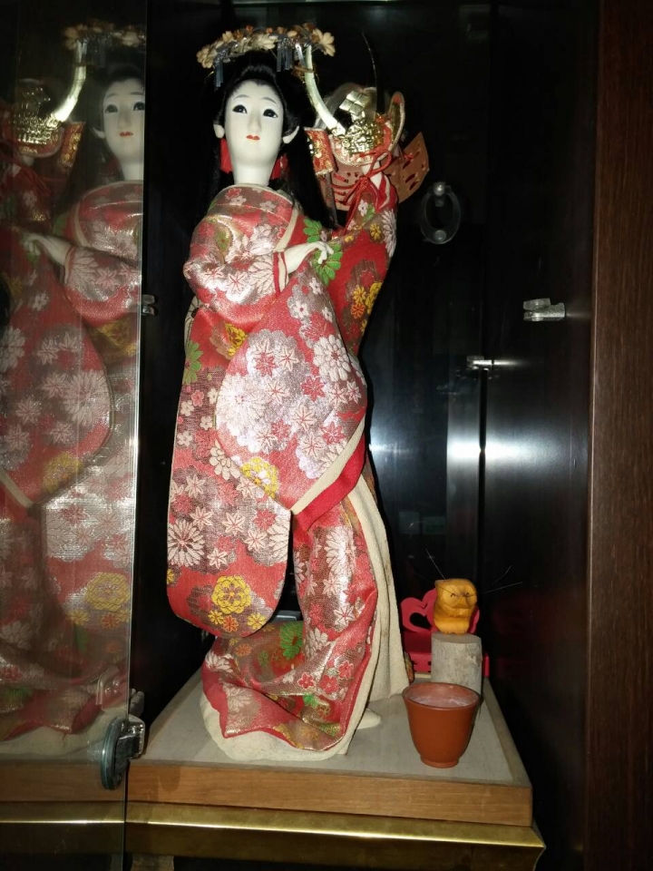 請專家幫看這兩個日本娃娃值多少錢