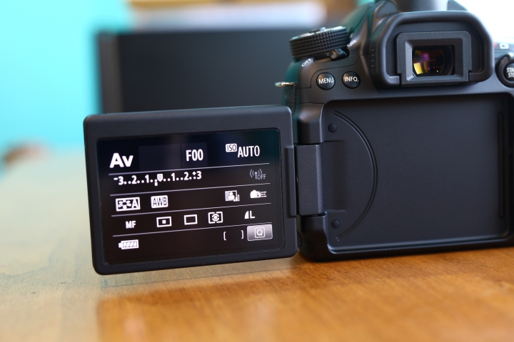 『簡單開箱』第一次買canon的aps-c機身70D。贈品電池一星期就到哩