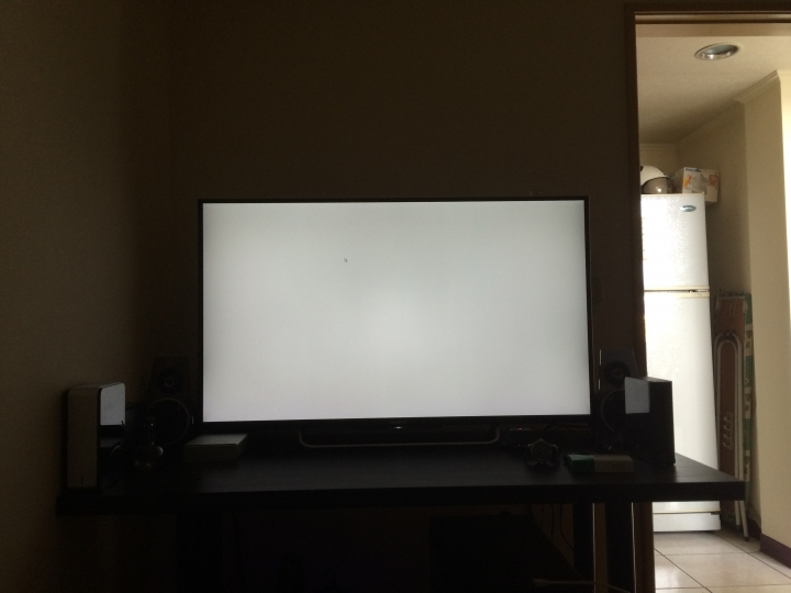 大家的 SONY KDL-42W700B 兩邊會暗角很明顯嗎
