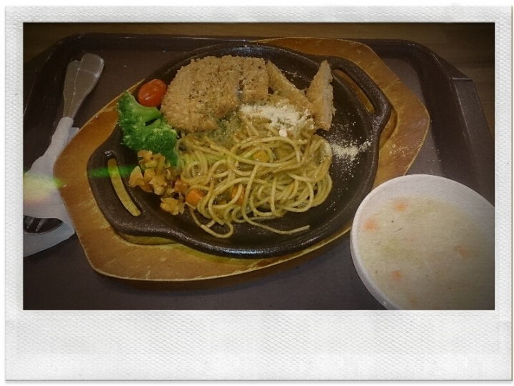 【食評】微風台北車站的MONI咖哩-藍帶豬排咖哩義大利麵