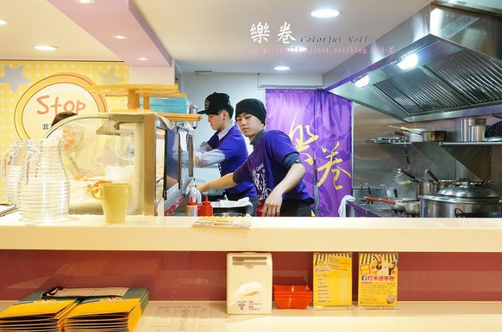 【台北美食】捷運中山站‧親子餐廳Colorful Roll 樂卷~美式加州卷Ｘ牛樂風拉麵不夠吃!?加麵不用錢！