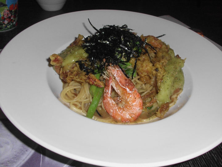 【食評】再訪「享受美食～簡單生活餐飲屋」~蒜味軟殼蟹義大利麵