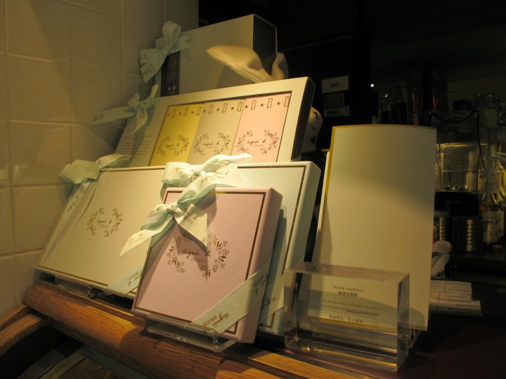 [食記]法式甜點 agnès b. café 小熊開心果巧克力蛋糕。超萌~ @微風廣場2F