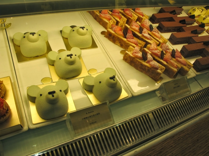 [食記]法式甜點 agnès b. café 小熊開心果巧克力蛋糕。超萌~ @微風廣場2F