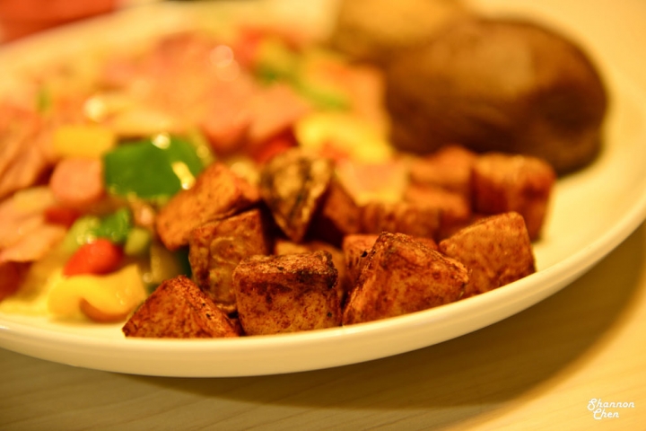 台中北屯區[奧樂美特Olimato Bistro]早午餐、平價、大分量、鐵鍋早餐、免服務費