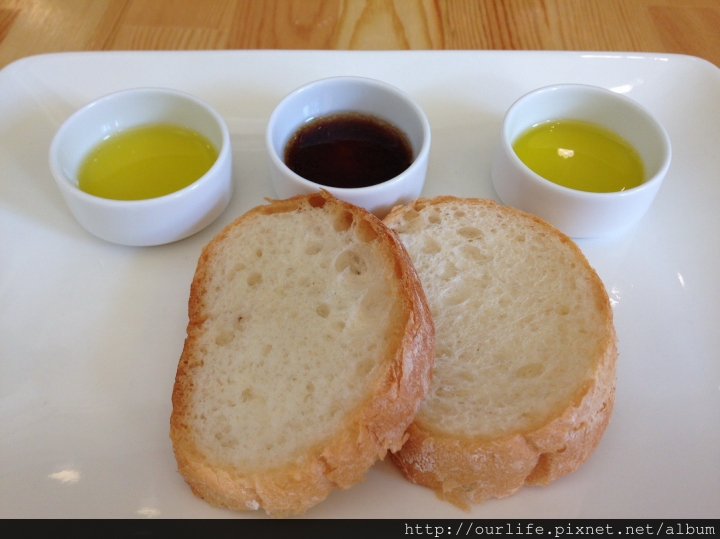 台中南屯．英法雙重奏的香煎鮭魚佐薏仁燉飯@Crush Delicatessen(+wifi)