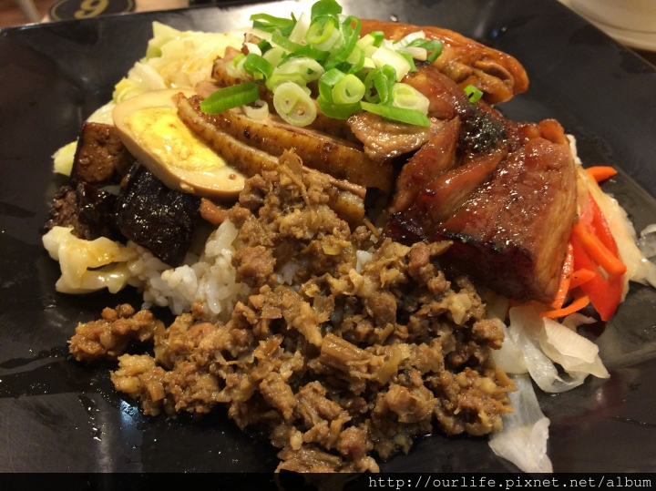 台中科博館．燒臘滿飯煲湯甘醇@德記雲吞茶館