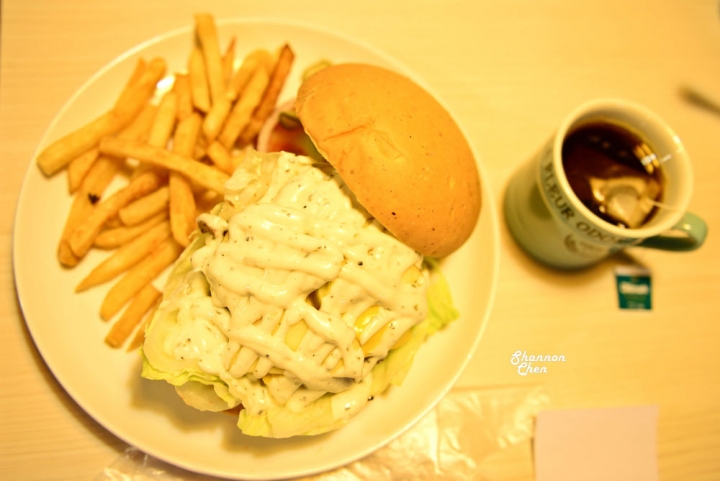 台中北屯區[奧樂美特Olimato Bistro]早午餐、平價、大分量、鐵鍋早餐、免服務費