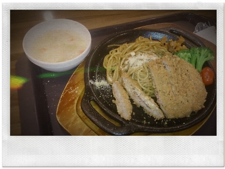【食評】微風台北車站的MONI咖哩-藍帶豬排咖哩義大利麵