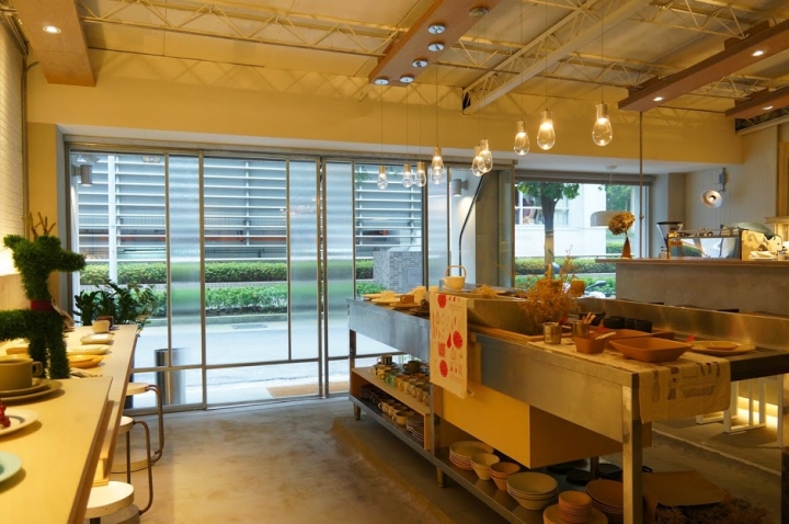 結合咖啡、展演空間、設計和餐具的[ ME Living Arts/皿皿 ]
