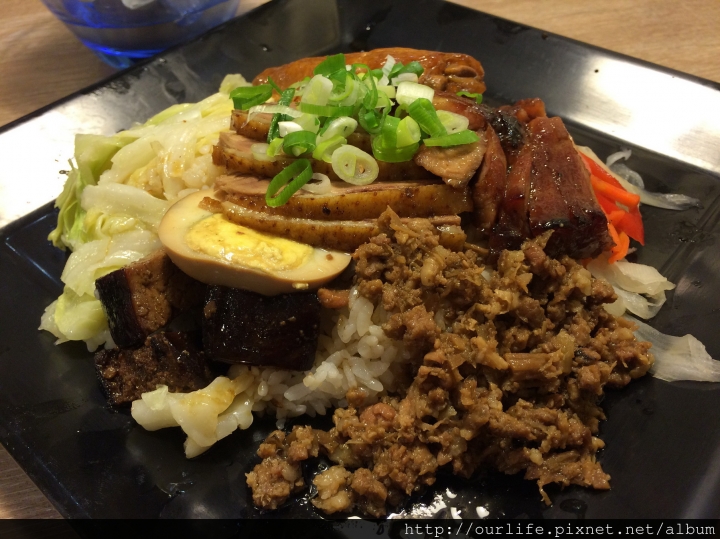 台中科博館．燒臘滿飯煲湯甘醇@德記雲吞茶館
