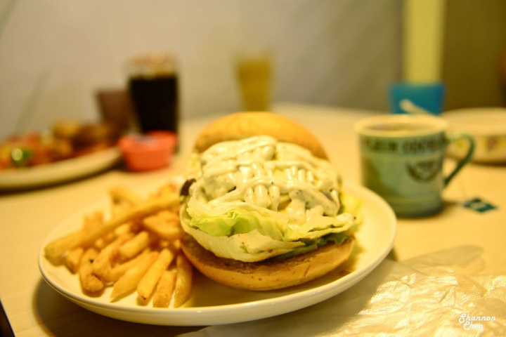 台中北屯區[奧樂美特Olimato Bistro]早午餐、平價、大分量、鐵鍋早餐、免服務費