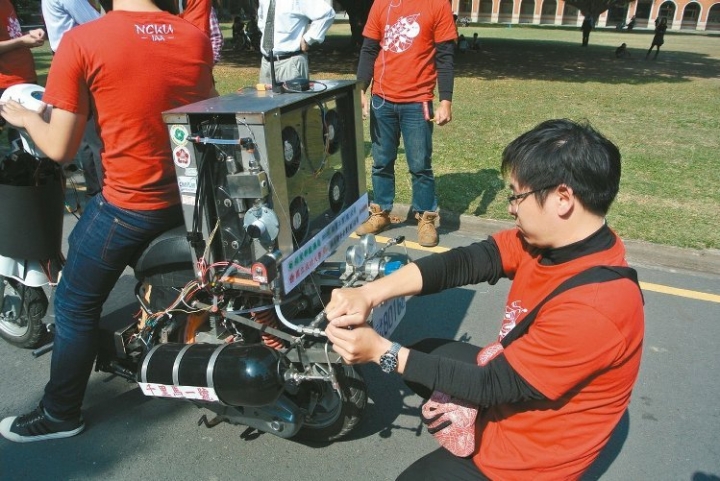 氫能電動機車 7天完成環島