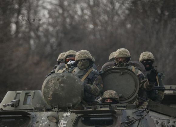 烏克蘭軍隊調集重裝部隊上前線 動用203自走炮