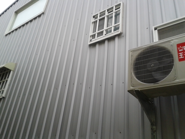 鄰居的冷氣室外機,超過地界朝我家窗戶排熱氣及運轉噪音擾民.