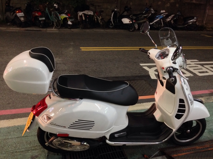 Vespa gts300 安裝春天の行李箱，請賞圖^_^