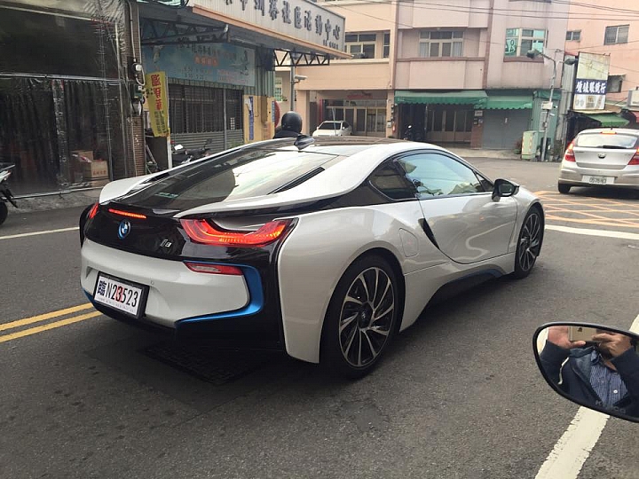 在豐原路上看到 i8