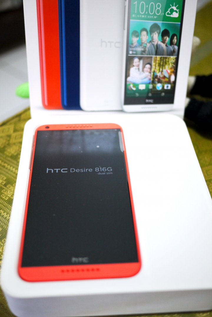 【簡單開箱】媽媽學會LINE，提前買的生日禮物-HTC desire 816G