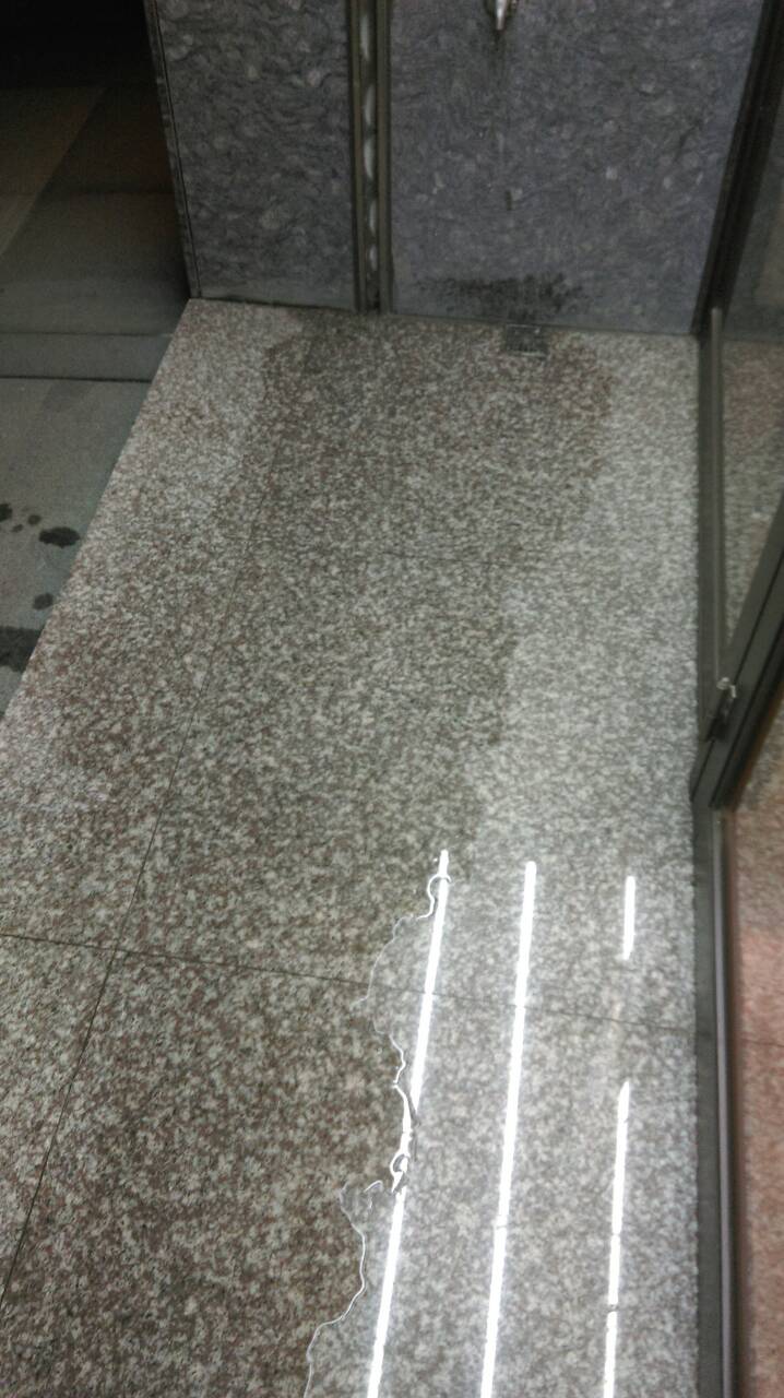 新莊頭前的新建案，排水孔冒水多日，工務所拖延未處理~求助大大援教