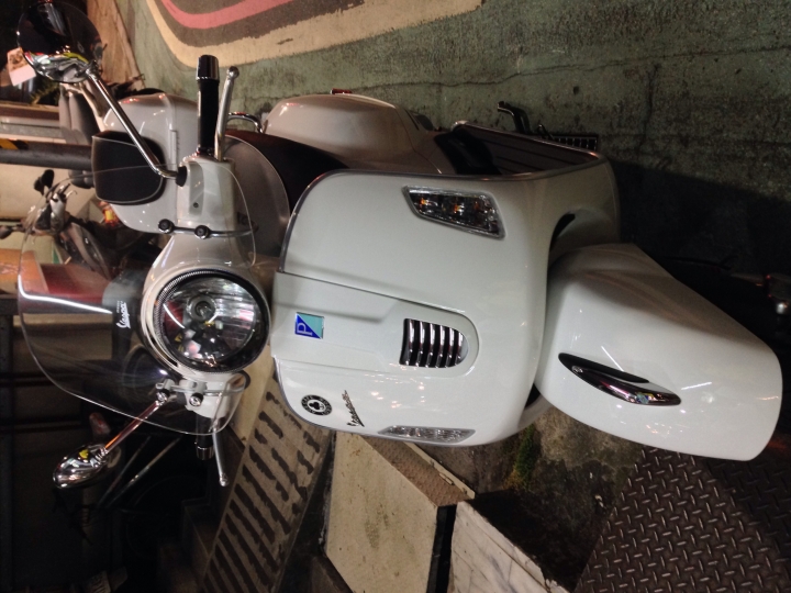 Vespa gts300 安裝春天の行李箱，請賞圖^_^