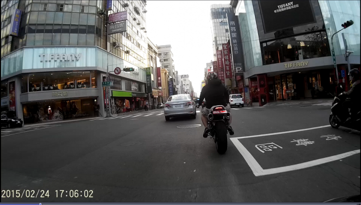 請問杜卡迪原廠車牌設置本來就很翹了嗎??