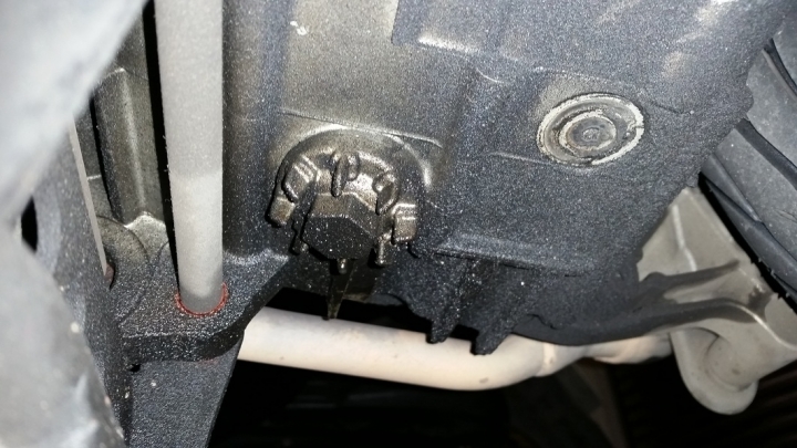 求救..GTR AERO 車底漏黑油!!