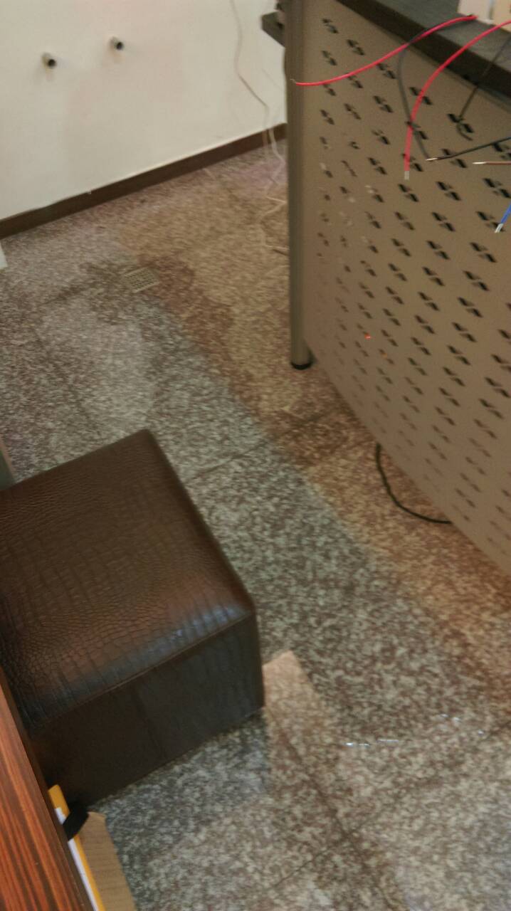 新莊頭前的新建案，排水孔冒水多日，工務所拖延未處理~求助大大援教