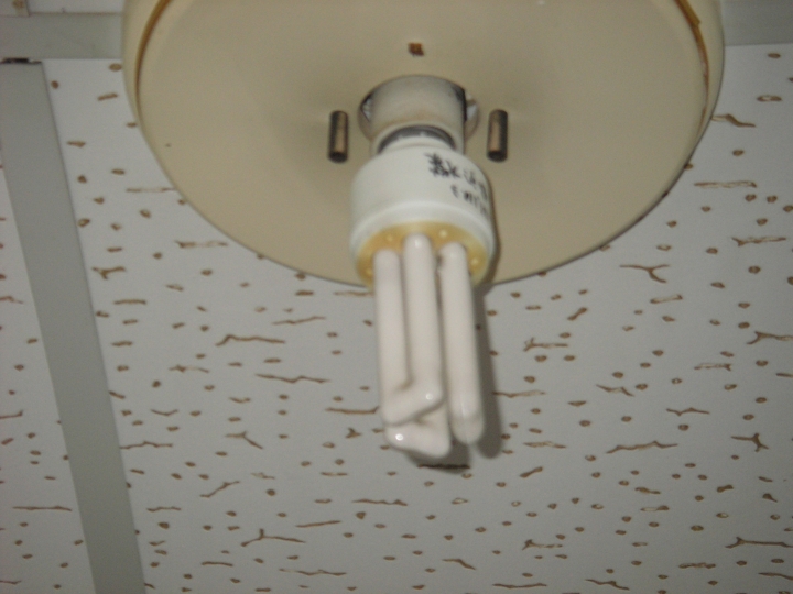 省電燈泡座旁有一圈焦黃色的?是溫度過高造成的嗎