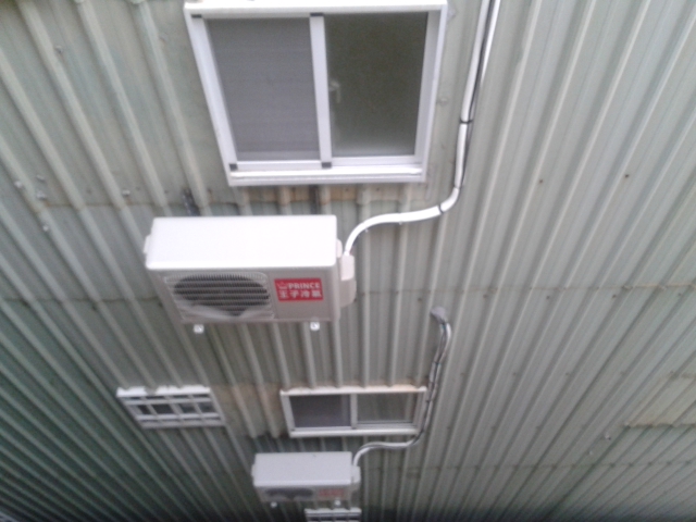 鄰居的冷氣室外機,超過地界朝我家窗戶排熱氣及運轉噪音擾民.
