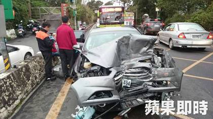 進口的mondeo太強大了 撞公車也沒事