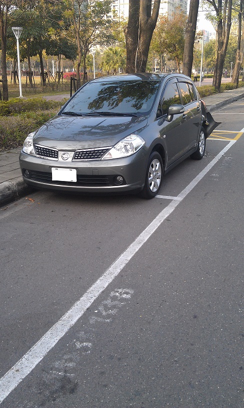 開春第一天車停停車格無故被撞，請各位車友協助揪出肇事者