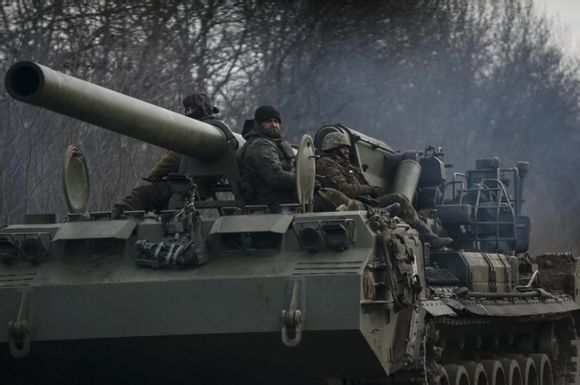 烏克蘭軍隊調集重裝部隊上前線 動用203自走炮