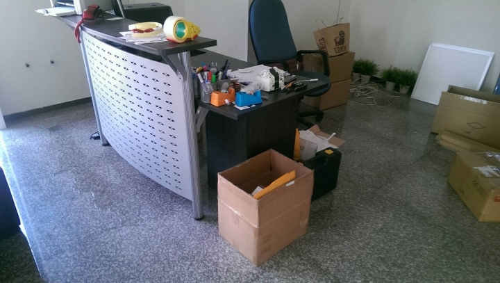 新莊頭前的新建案，排水孔冒水多日，工務所拖延未處理~求助大大援教